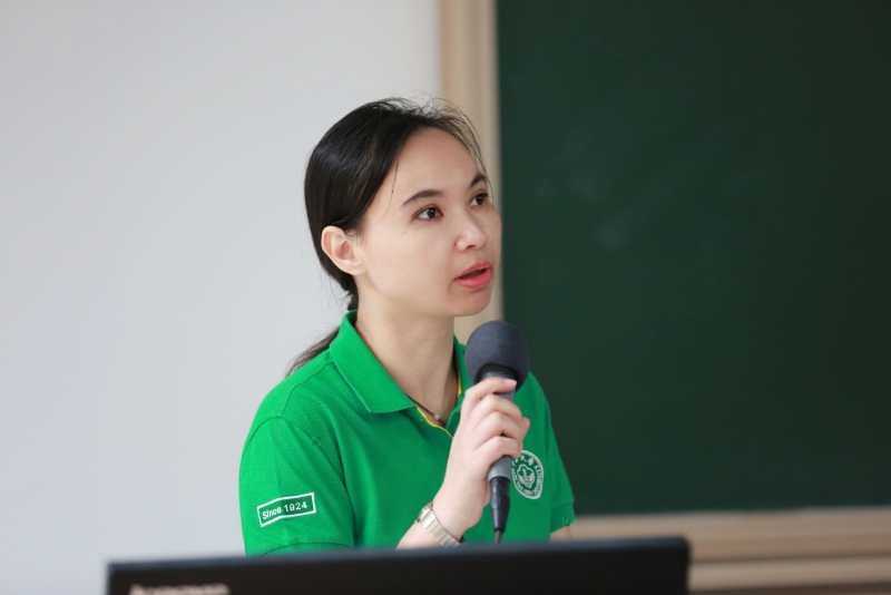 學院黨委副書記王燕芳主持講座